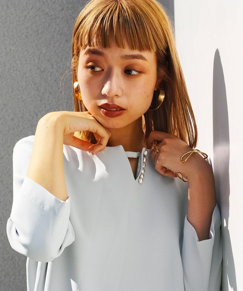 WHITE JOOLA（ホワイトジョーラ）の「【マイクロピケ】パール調キーネックデザインブラウス（シャツ/ブラウス・レディース・オフホワイト/ブラック/ベージュ/ライトグリーン/グレイッシュベージュ/ネイビー・SS/S/M/L/LL）」の12枚目の写真