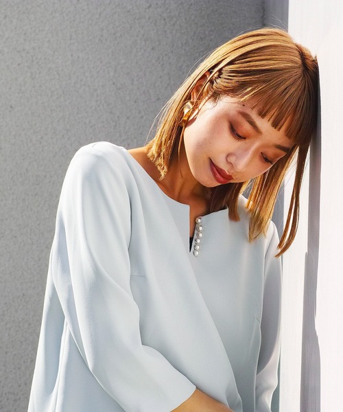 WHITE JOOLA（ホワイトジョーラ）の「【マイクロピケ】パール調キーネックデザインブラウス（シャツ/ブラウス・レディース・オフホワイト/ブラック/ベージュ/ライトグリーン/グレイッシュベージュ/ネイビー・SS/S/M/L/LL）」の9枚目の写真