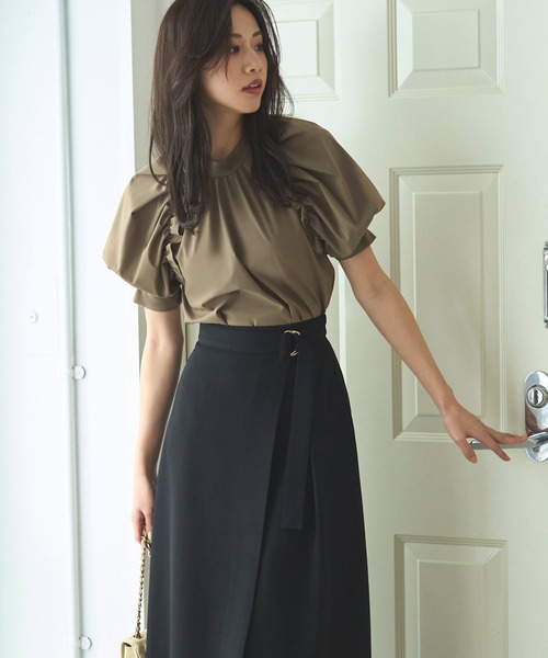 洗える ｜ スタンドカラータック&ギャザーフリルブラウス ｜ 半袖 スタンドカラー トップス 体型カバー フリル ボリューム袖 オフィスカジュアル 通勤服 華やか ブラウス（シャツ/ブラウス）｜RUIRUE BOUTIQUE（ルイルエブティック）