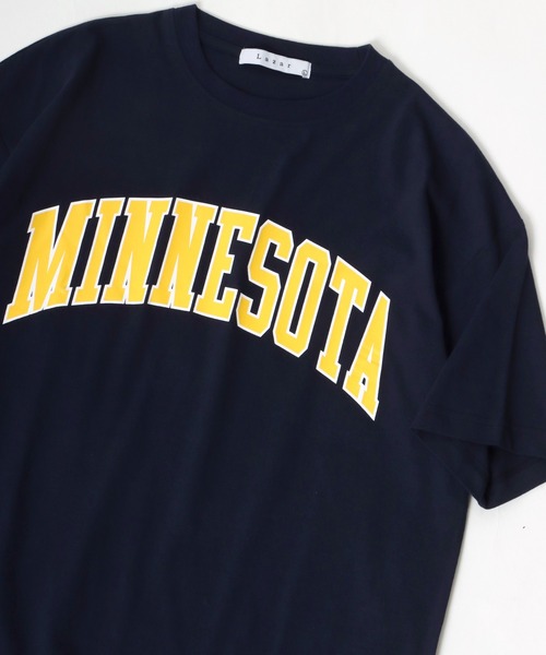 Lazar(ラザル)の「Lazar 別注 College Logo Tee/オーバーサイズ カレッジロゴ 半袖Tシャツ/レディース メンズ(Tシャツ/カットソー・メンズ・ホワイト/ブラック/ダークグリーン/ネイビー/ホワイト系その他/ブラック系その他/ベージュ系その他/ブルー系その他・LL/M/L)」の8枚目の写真