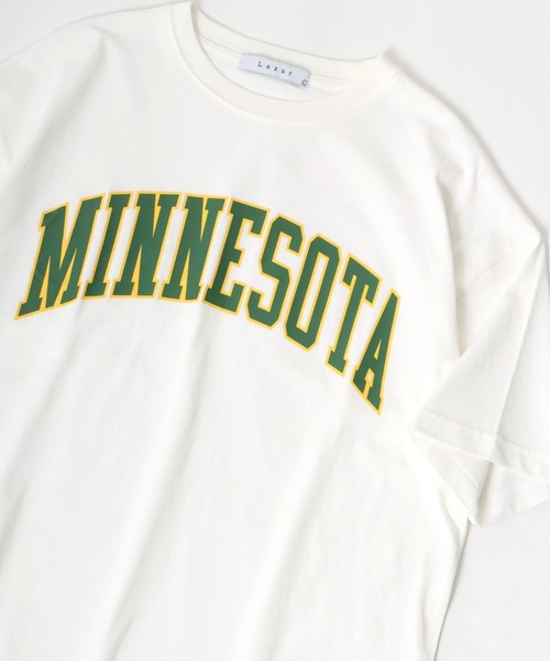 Lazar(ラザル)の「Lazar 別注 College Logo Tee/オーバーサイズ カレッジロゴ 半袖Tシャツ/レディース メンズ(Tシャツ/カットソー・メンズ・ホワイト/ブラック/ダークグリーン/ネイビー/ホワイト系その他/ブラック系その他/ベージュ系その他/ブルー系その他・LL/M/L)」の3枚目の写真
