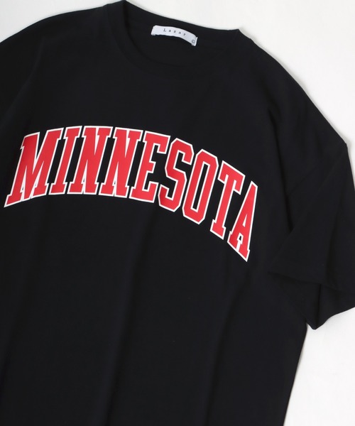 Lazar(ラザル)の「Lazar 別注 College Logo Tee/オーバーサイズ カレッジロゴ 半袖Tシャツ/レディース メンズ(Tシャツ/カットソー・メンズ・ホワイト/ブラック/ダークグリーン/ネイビー/ホワイト系その他/ブラック系その他/ベージュ系その他/ブルー系その他・LL/M/L)」の4枚目の写真