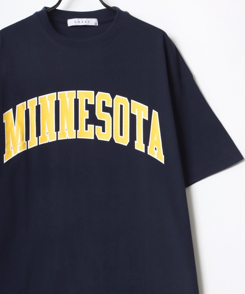 Lazar(ラザル)の「Lazar 別注 College Logo Tee/オーバーサイズ カレッジロゴ 半袖Tシャツ/レディース メンズ(Tシャツ/カットソー・メンズ・ホワイト/ブラック/ダークグリーン/ネイビー/ホワイト系その他/ブラック系その他/ベージュ系その他/ブルー系その他・LL/M/L)」の15枚目の写真