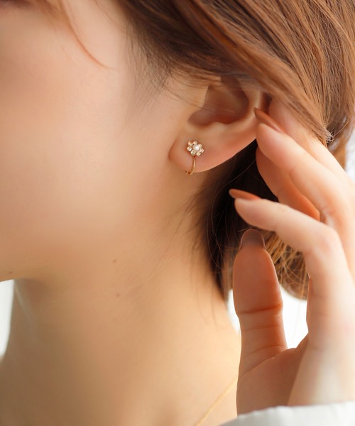 ANEMONE（アネモネ）の「ビジューフラワーイヤリング[A]（イヤリング・レディース・ホワイト/クリア/ゴールド・FREE）」の2枚目の写真