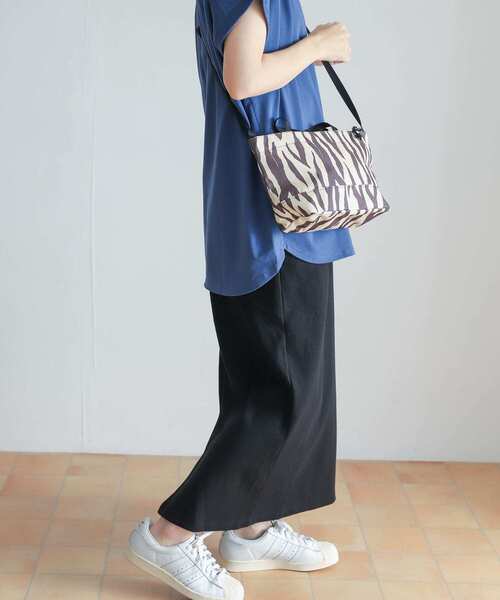 URBAN RESEARCH DOORS(アーバンリサーチドアーズ)の「リブカットストレートスカート(スカート・レディース・ブラック/モカ・MEDIUM)」の2枚目の写真