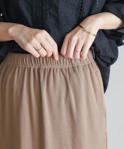 URBAN RESEARCH DOORS(アーバンリサーチドアーズ)の「リブカットストレートスカート(スカート・レディース・ブラック/モカ・MEDIUM)」の22枚目の写真