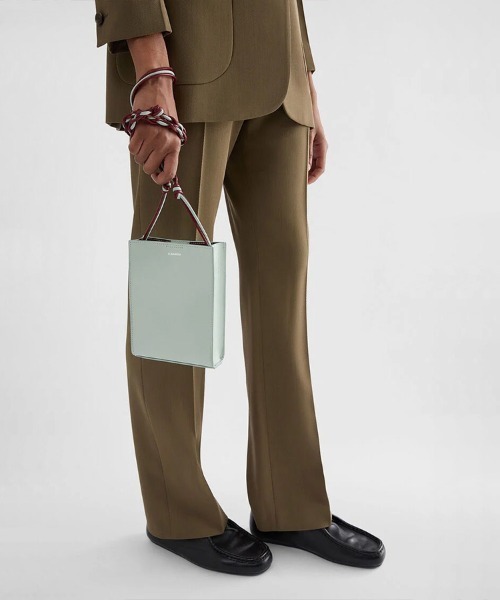 JIL SANDER（ジルサンダー）の「TANGLE SM（ショルダーバッグ・レディース・ベージュ系/ブラック/ホワイト系/ピンク系/カーキ/イエロー系/バーガンディー/グレー系/ライトカーキ/ピンク/ブルー/グリーン/ペールイエロー/オリーブ/ミント/ブラウン/ライトピンク/ホワイト×ブラック/ブルー系その他/イエロー系2・UNI）」の13枚目の写真