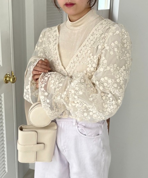 one after another NICE CLAUP(ワンアフターアナザーナイスクラップ)の「ハイネックインナーセット刺繍ブラウス(シャツ/ブラウス・レディース・ホワイト系その他2/キャメル/ホワイト系その他・FREE)」の2枚目の写真