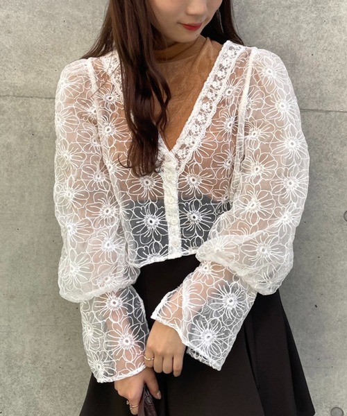 one after another NICE CLAUP(ワンアフターアナザーナイスクラップ)の「ハイネックインナーセット刺繍ブラウス(シャツ/ブラウス・レディース・ホワイト系その他2/キャメル/ホワイト系その他・FREE)」の3枚目の写真