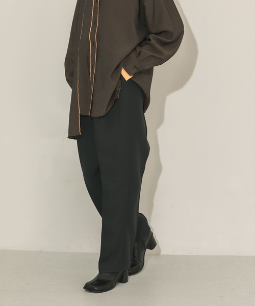 KBF(ケイビーエフ)の「illi ワンタックテーパードスラックス(その他パンツ・レディース・アイボリー/チャコールグレー/モカ・ONE)」の2枚目の写真