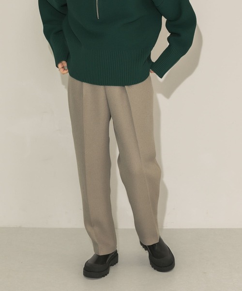 KBF(ケイビーエフ)の「illi ワンタックテーパードスラックス(その他パンツ・レディース・アイボリー/チャコールグレー/モカ・ONE)」の4枚目の写真