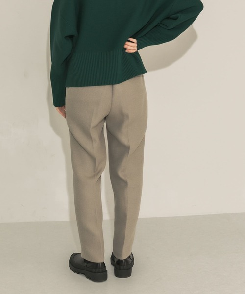 KBF(ケイビーエフ)の「illi ワンタックテーパードスラックス(その他パンツ・レディース・アイボリー/チャコールグレー/モカ・ONE)」の6枚目の写真