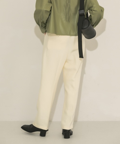 KBF(ケイビーエフ)の「illi ワンタックテーパードスラックス(その他パンツ・レディース・アイボリー/チャコールグレー/モカ・ONE)」の17枚目の写真
