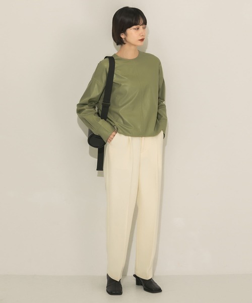 KBF(ケイビーエフ)の「illi ワンタックテーパードスラックス(その他パンツ・レディース・アイボリー/チャコールグレー/モカ・ONE)」の18枚目の写真