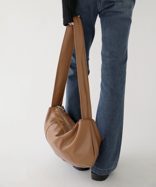 UNE MANSION（ユヌマンション）の「シャーリングバンドショルダーバッグ（ショルダーバッグ・レディース・ブラウン/ブラック/アイボリー・ONE SIZE）」の7枚目の写真