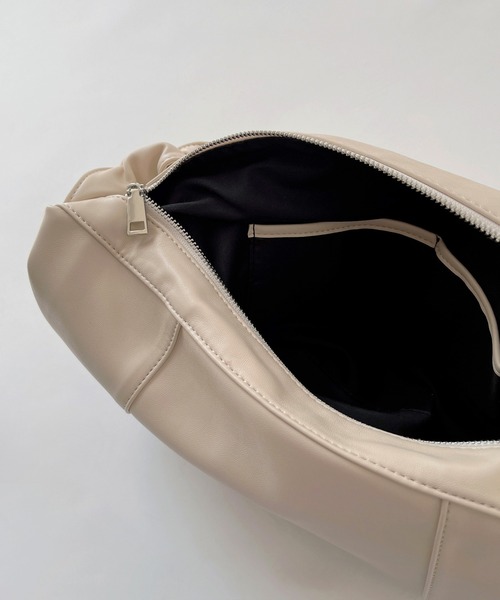 UNE MANSION（ユヌマンション）の「シャーリングバンドショルダーバッグ（ショルダーバッグ・レディース・ブラウン/ブラック/アイボリー・ONE SIZE）」の11枚目の写真