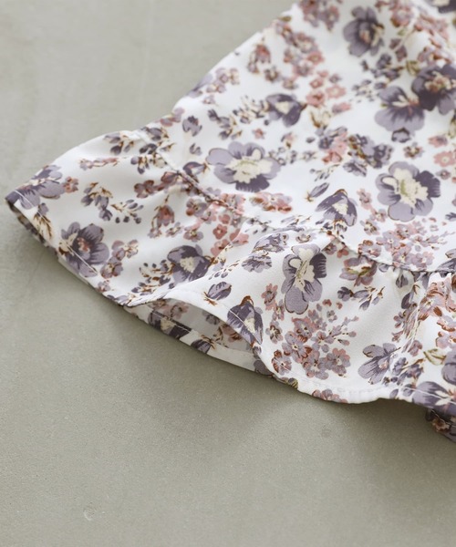 osharewalker（オシャレウォーカー）の「『花柄フレア袖ブラウス』（シャツ/ブラウス・レディース・オフホワイト/ブラック・1/2）」の3枚目の写真