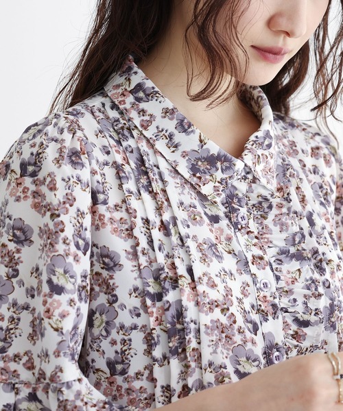 osharewalker（オシャレウォーカー）の「『花柄フレア袖ブラウス』（シャツ/ブラウス・レディース・オフホワイト/ブラック・1/2）」の4枚目の写真