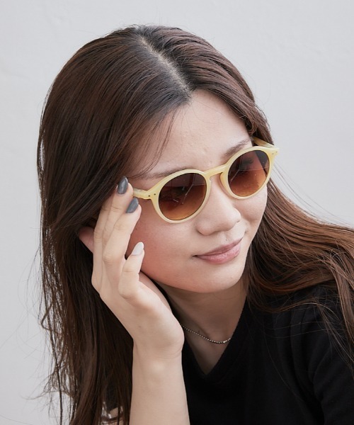 IZIPIZI（イジピジ）の「IZIPIZI イジピジ SUNGLASS 99.9％UVカット サングラス（サングラス・レディース・イエロー/ブルー/ブラック/ブラウン/カーキ/アイボリー/バイオレット・フリー）」の2枚目の写真
