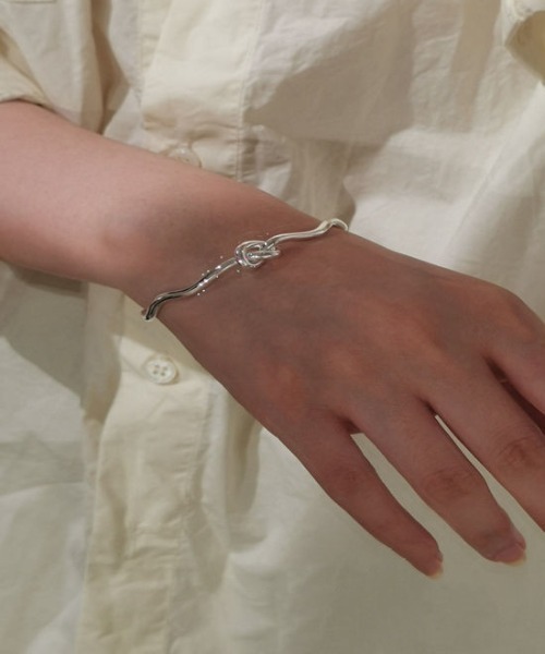 Coo+i（クーイ）の「結び目ウェーブバングル（バングル/リストバンド・レディース・シルバー・FREE）」の2枚目の写真