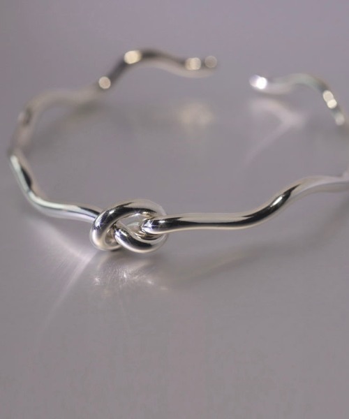 Coo+i（クーイ）の「結び目ウェーブバングル（バングル/リストバンド・レディース・シルバー・FREE）」の5枚目の写真