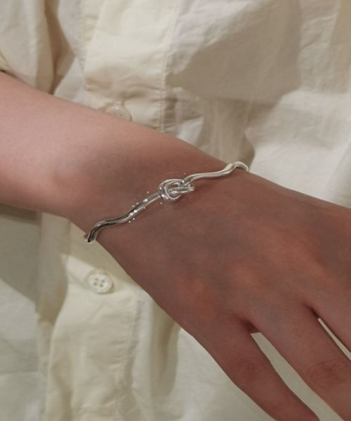 Coo+i（クーイ）の「結び目ウェーブバングル（バングル/リストバンド・レディース・シルバー・FREE）」の6枚目の写真