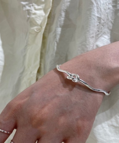 Coo+i（クーイ）の「結び目ウェーブバングル（バングル/リストバンド・レディース・シルバー・FREE）」の9枚目の写真