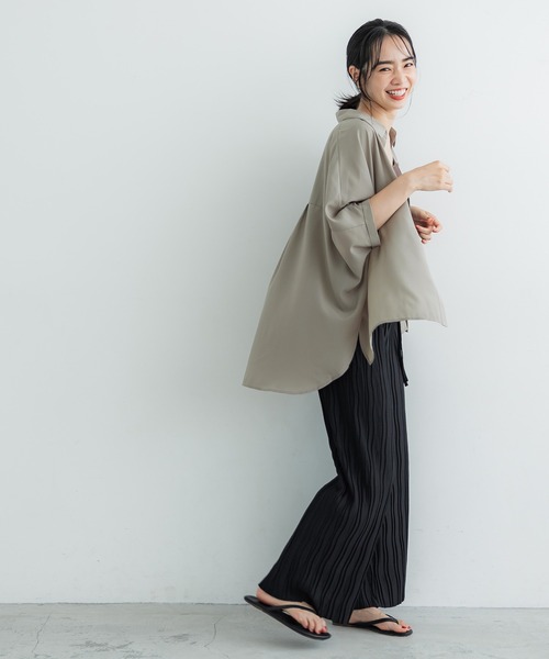 coca(coca)(コカ)の「とろみドルマンシャツ(シャツ/ブラウス・レディース・ベージュ/ネイビー・M/L)」の7枚目の写真