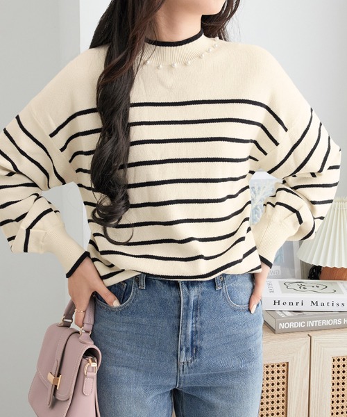 alotta(アロッタ)の「衿元パール調配色ミラノリブニット(ニット/セーター・レディース・ホワイト/ブルー/グレイッシュベージュ/ネイビー/ホワイト×ブラック/ピンク・L/M/3L/LL)」の3枚目の写真