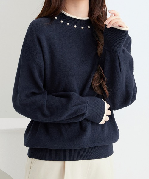 alotta(アロッタ)の「衿元パール調配色ミラノリブニット(ニット/セーター・レディース・ホワイト/ブルー/グレイッシュベージュ/ネイビー/ホワイト×ブラック/ピンク・L/M/3L/LL)」の1枚目の写真