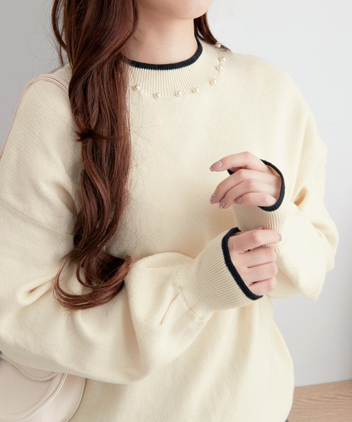 alotta(アロッタ)の「衿元パール調配色ミラノリブニット(ニット/セーター・レディース・ホワイト/ブルー/グレイッシュベージュ/ネイビー/ホワイト×ブラック/ピンク・L/M/3L/LL)」の2枚目の写真