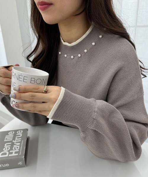 alotta(アロッタ)の「衿元パール調配色ミラノリブニット(ニット/セーター・レディース・ホワイト/ブルー/グレイッシュベージュ/ネイビー/ホワイト×ブラック/ピンク・L/M/3L/LL)」の4枚目の写真