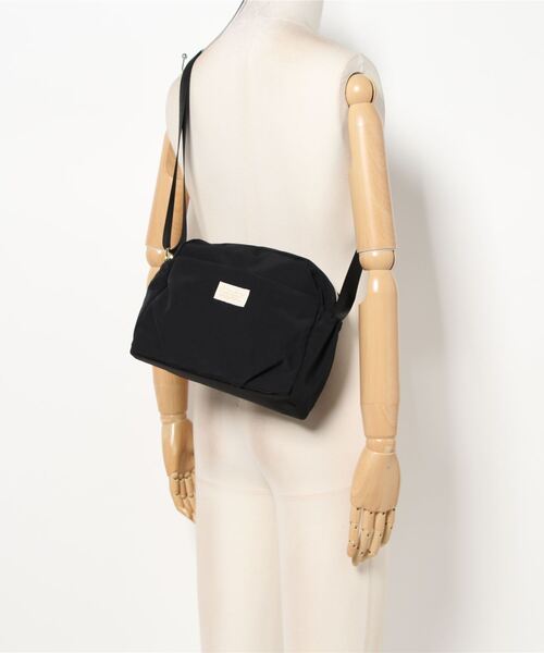 and it_（アンドイット）の「Legato Largo ふわり 洗える ショルダーバッグ（ショルダーバッグ・レディース・ダークグレー/オリーブ/ブラック/ブラウン/ベージュ/スモークピンク/ライトグレー・FREE）」の11枚目の写真