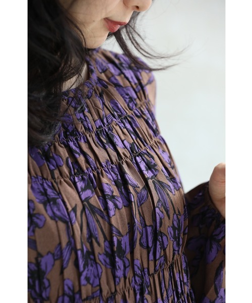 cawaii（カワイイ）の「凛と咲く紫花シャーリングミディアムワンピース　ロング丈（ワンピース・レディース・パープル・FREE）」の2枚目の写真