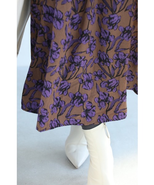 cawaii（カワイイ）の「凛と咲く紫花シャーリングミディアムワンピース　ロング丈（ワンピース・レディース・パープル・FREE）」の5枚目の写真