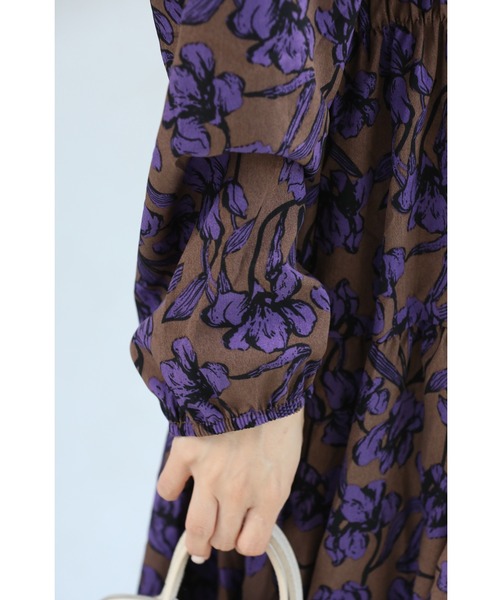 cawaii（カワイイ）の「凛と咲く紫花シャーリングミディアムワンピース　ロング丈（ワンピース・レディース・パープル・FREE）」の13枚目の写真