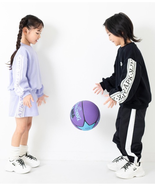 ANAP kids（アナップキッズ）の「袖ラインロゴ裏毛スウェットトレーナー（スウェット・キッズ・ブラック/ラベンダー・120cm/130cm/110cm）」の7枚目の写真