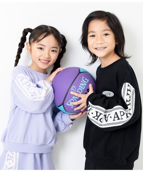 ANAP kids（アナップキッズ）の「袖ラインロゴ裏毛スウェットトレーナー（スウェット・キッズ・ブラック/ラベンダー・120cm/130cm/110cm）」の4枚目の写真