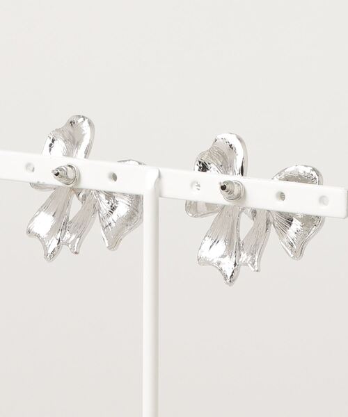 LYEON（リヨン）の「リボンモチーフピアス（ピアス（両耳用）・レディース・シルバー・FREE）」の2枚目の写真