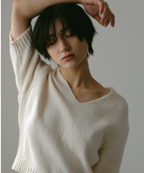 CASA FLINE（カーサフライン）の「Vネックショートニットトップス（T 