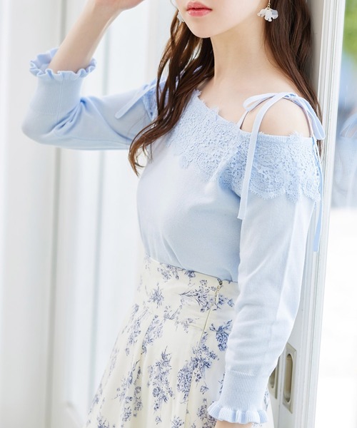 tocco closet(トッコ クローゼット)の「肩りぼん付きレース装飾オフショルニットプルオーバー(ニット/セーター・レディース・オフホワイト/ネイビー/サックスブルー・M)」の3枚目の写真