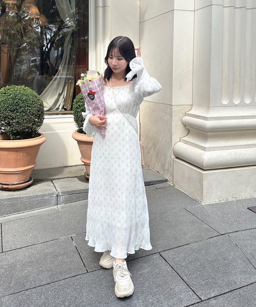 グレージュ リボンブローチ さくらんぼとブーケ柄の重ね襟ワンピース フラワー刺繡レース襟ワンピース ミモレ丈 グリーン ホワイト 花