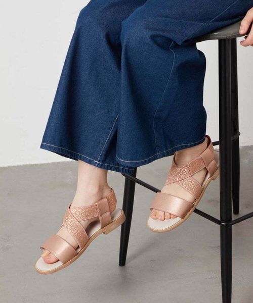 a.v.v（アーヴェヴェ）の「[20-24cm][履きやすいクッションインソール][足入れ楽ちん]クロスゴムサンダル[WEB限定サイズ]（サンダル・キッズ・ブラック/シルバー/ライトピンク・24/23/21/20/22）」の3枚目の写真