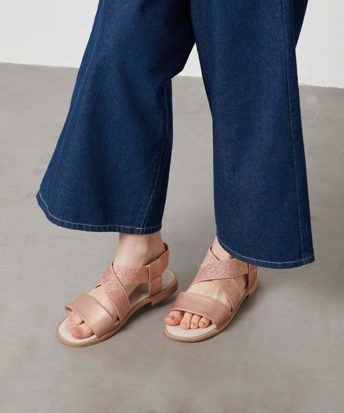 a.v.v（アーヴェヴェ）の「[20-24cm][履きやすいクッションインソール][足入れ楽ちん]クロスゴムサンダル[WEB限定サイズ]（サンダル・キッズ・ブラック/シルバー/ライトピンク・24/23/21/20/22）」の4枚目の写真