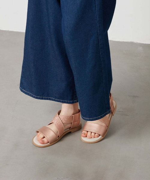 a.v.v（アーヴェヴェ）の「[20-24cm][履きやすいクッションインソール][足入れ楽ちん]クロスゴムサンダル[WEB限定サイズ]（サンダル・キッズ・ブラック/シルバー/ライトピンク・24/23/21/20/22）」の5枚目の写真