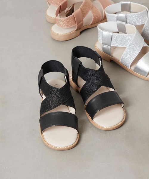 a.v.v（アーヴェヴェ）の「[20-24cm][履きやすいクッションインソール][足入れ楽ちん]クロスゴムサンダル[WEB限定サイズ]（サンダル・キッズ・ブラック/シルバー/ライトピンク・24/23/21/20/22）」の2枚目の写真
