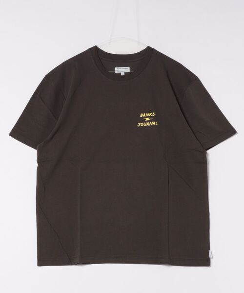 BANKS(バンクス)の「DESIGN TEE/BANKS(バンクス)スタンダードシルエットワンポイントフラワープリント半袖カットソー(Tシャツ/カットソー・メンズ・ダークブラック/オフホワイト・MEDIUM/LARGE/X-LARGE)」の1枚目の写真