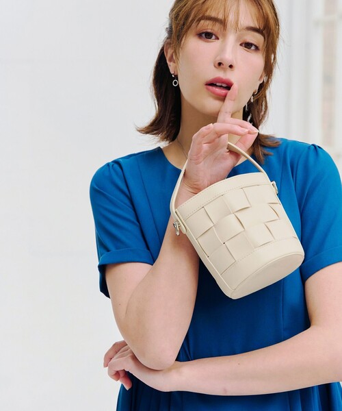 Tiaclasse（ティアクラッセ）の「【ストラップ付き】編みこみミニバゲットバッグ（ショルダーバッグ・レディース・ピンク/イエロー/アイボリー・FREE）」の16枚目の写真