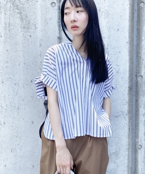 NICOLE white（ニコルホワイト）の「異素材切り替えストライプブラウス（シャツ/ブラウス・レディース・ブルー/ブラック/オフホワイト・FREE）」の2枚目の写真