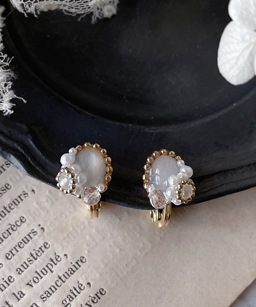 tone（トーン）の「【mallelabrocante/マルラブロカント】2種の天然石とヴィンテージパールの痛みにくいオーバルプチフラワーイヤリング（イヤリング・レディース・ブラック/グレー/ホワイト・FREE）」の2枚目の写真